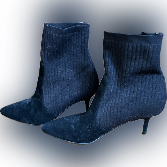 Marc Jacobs Suede Ankle Boots - Beautiful and Versatile! - Picture 3 of 4